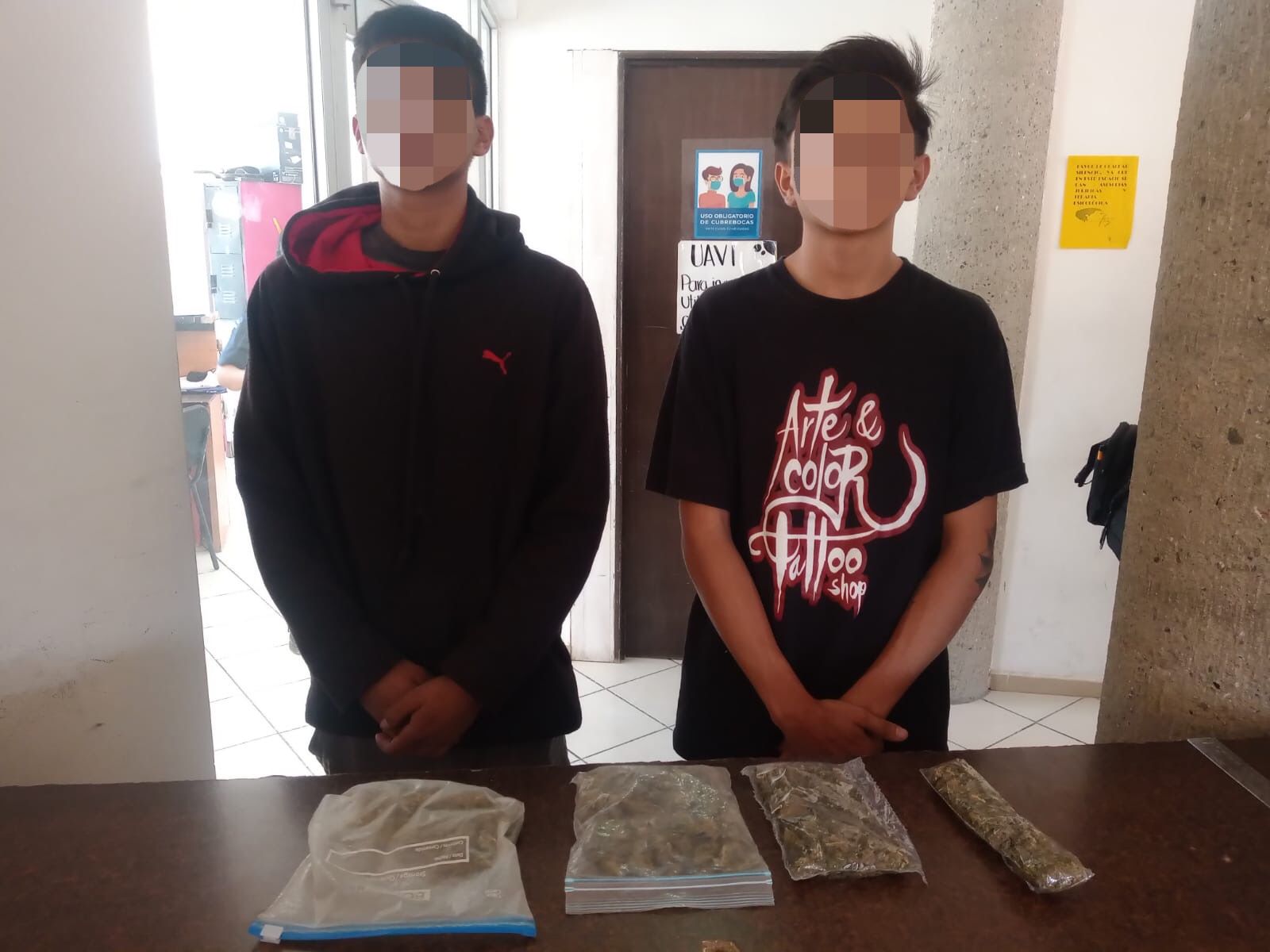 Dos adolescentes que fueron reportados asomándose al interior de los vehículos en la colonia Santa Mónica